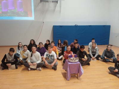 Adventi várakozás - az első gyertyaláng már ég